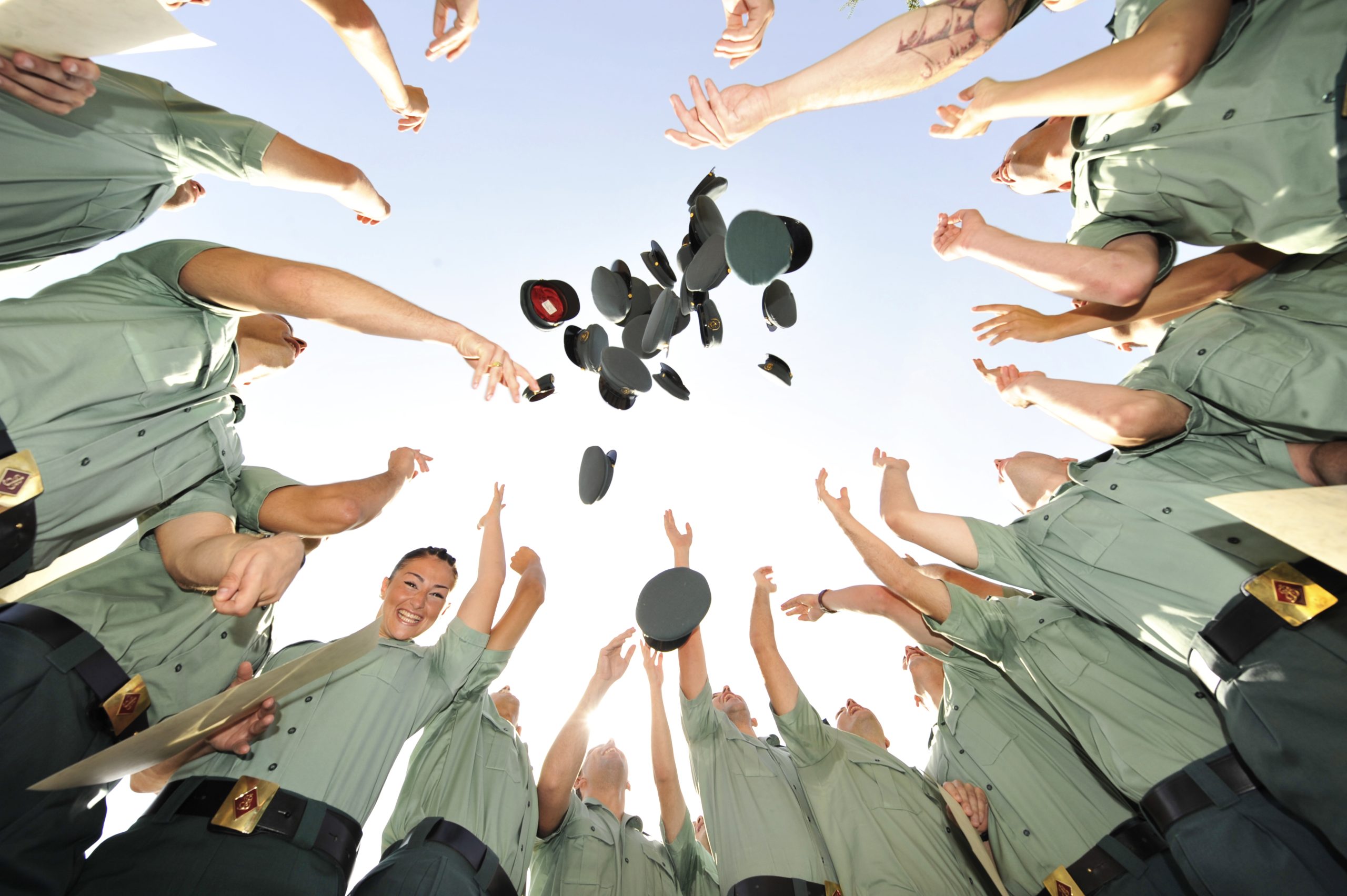 alumnos celebrando su entrada a la Guardia Civil