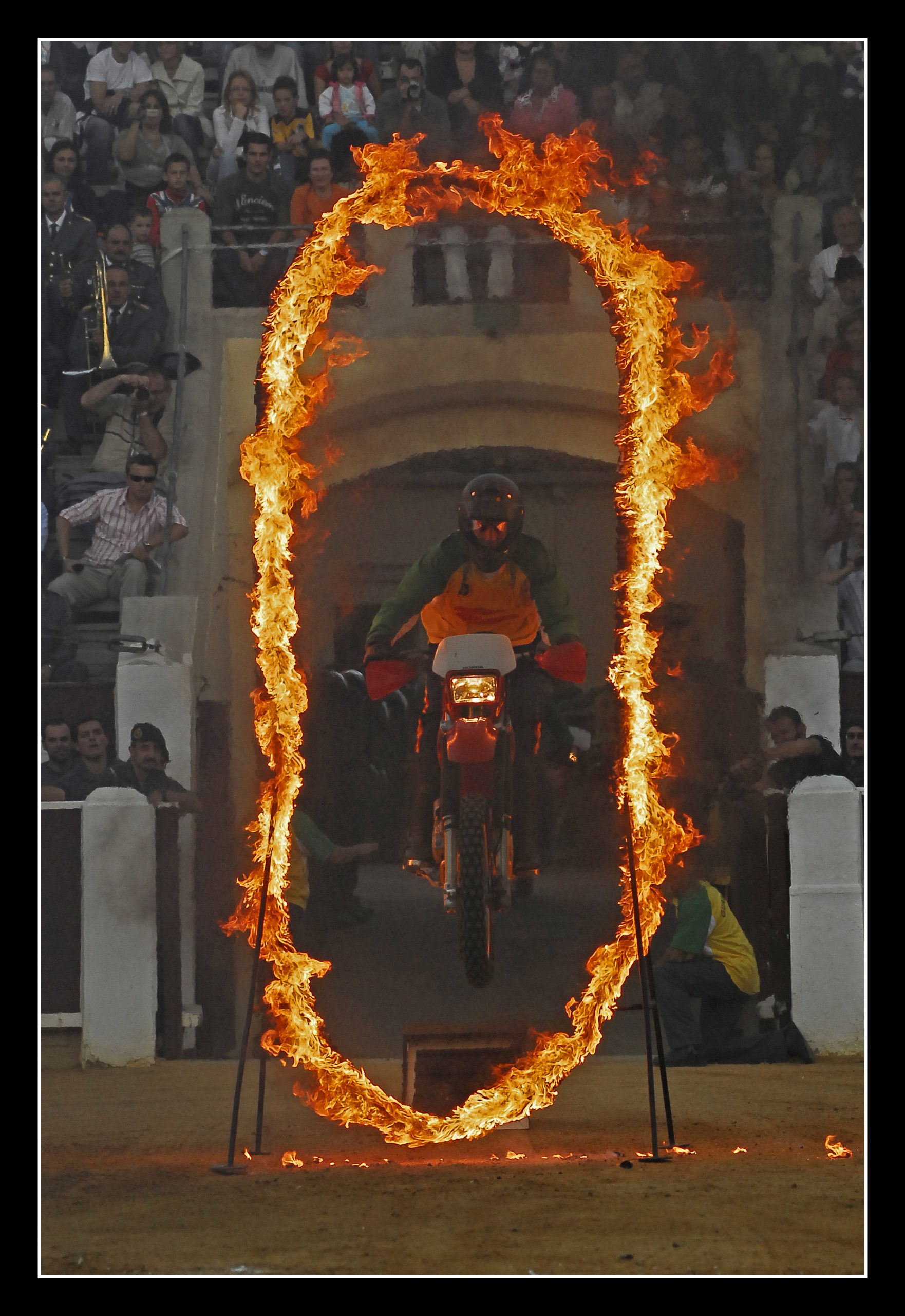 Guardia Civil saltando en moto